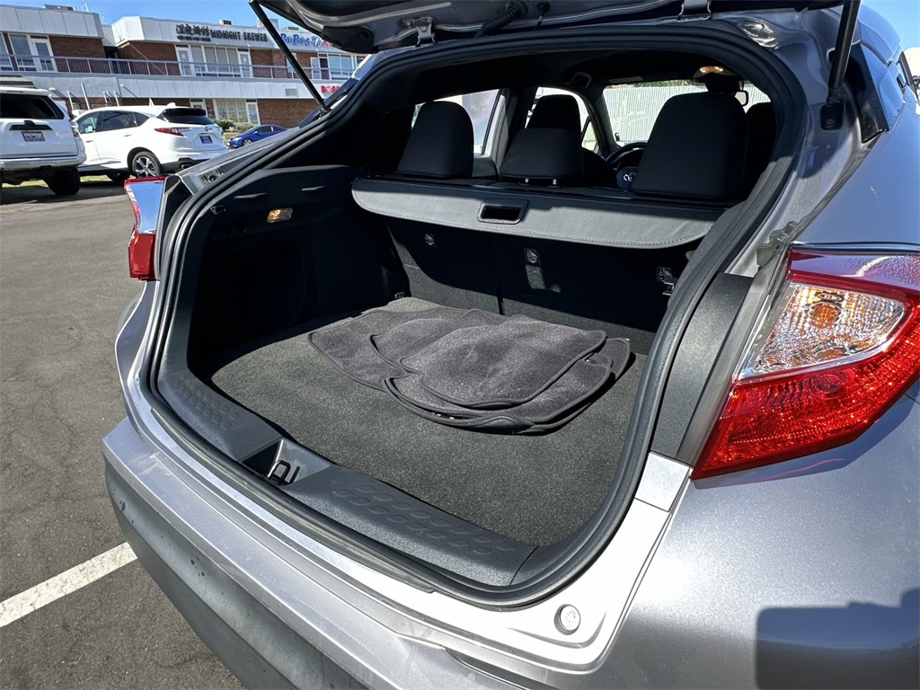 2019 Toyota C-HR XLE photo 33