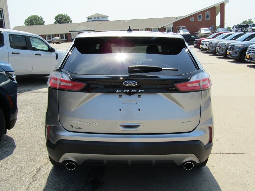 2024 Ford Edge Titanium photo 4