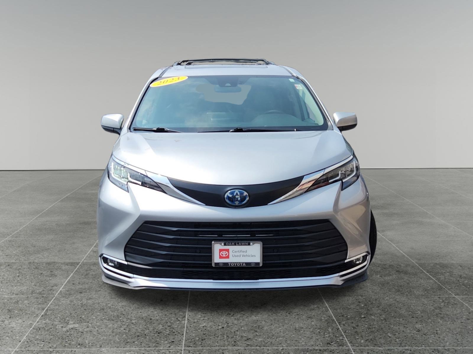 2023 Toyota Sienna XLE photo 2
