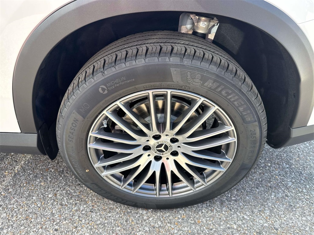 2026 Mercedes Benz GLC 300 photo 3