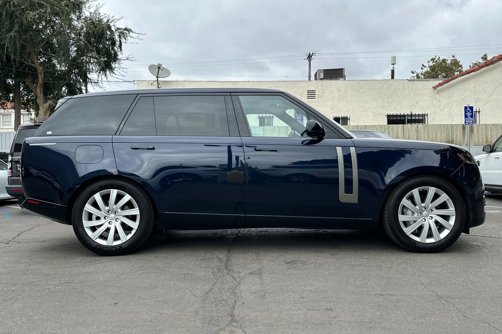 2023 Land Rover Range Rover SE photo 8