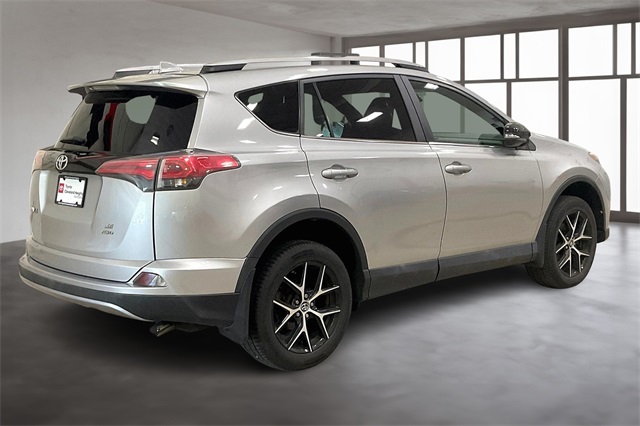 2017 Toyota RAV4 SE photo 2