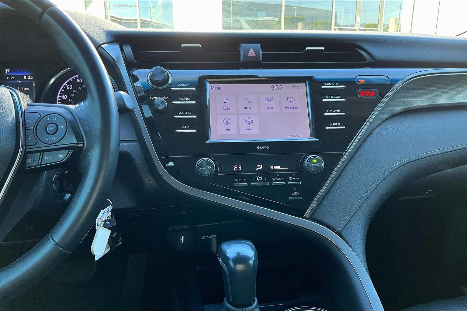 2020 Toyota Camry SE photo 6