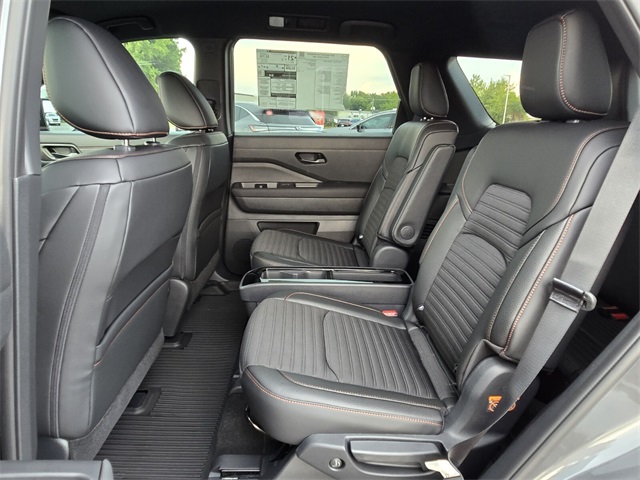 2025 Nissan Pathfinder Rock Creek photo 8