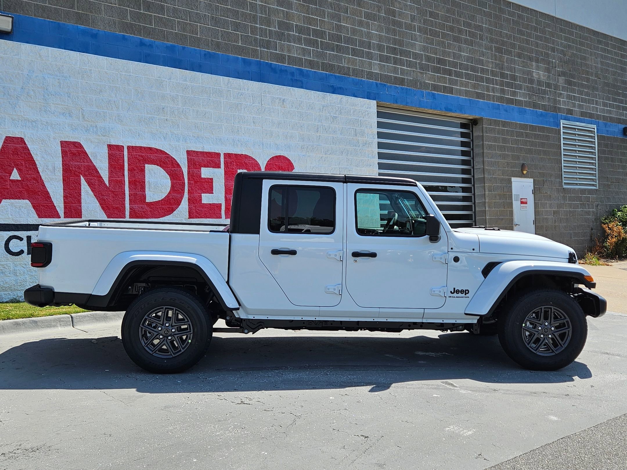 2025 Jeep Gladiator Sport S photo 8