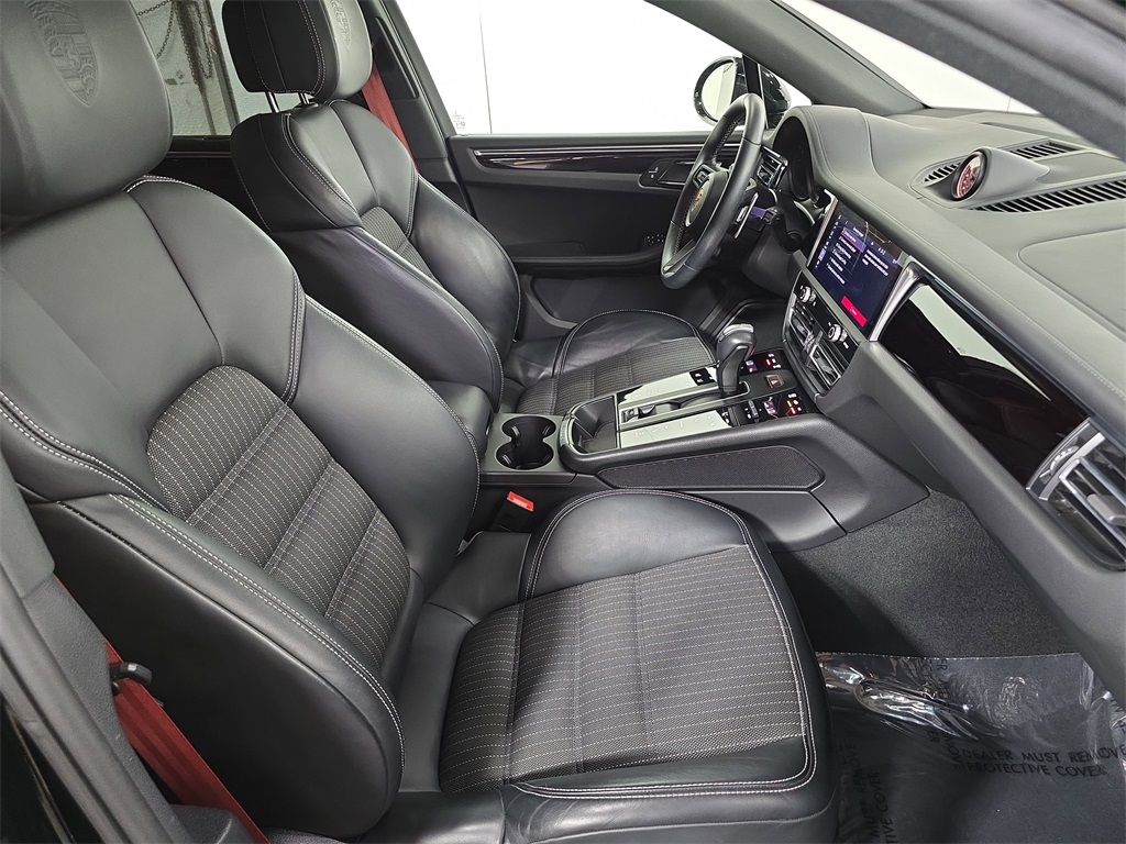 2024 Porsche Macan T photo 24