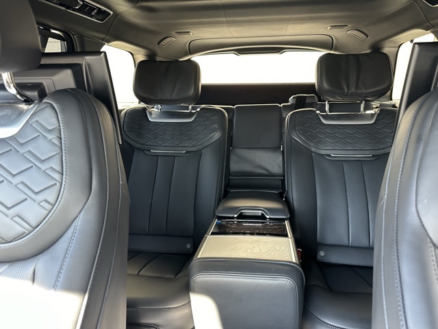 2025 Land Rover Range Rover SV photo 28