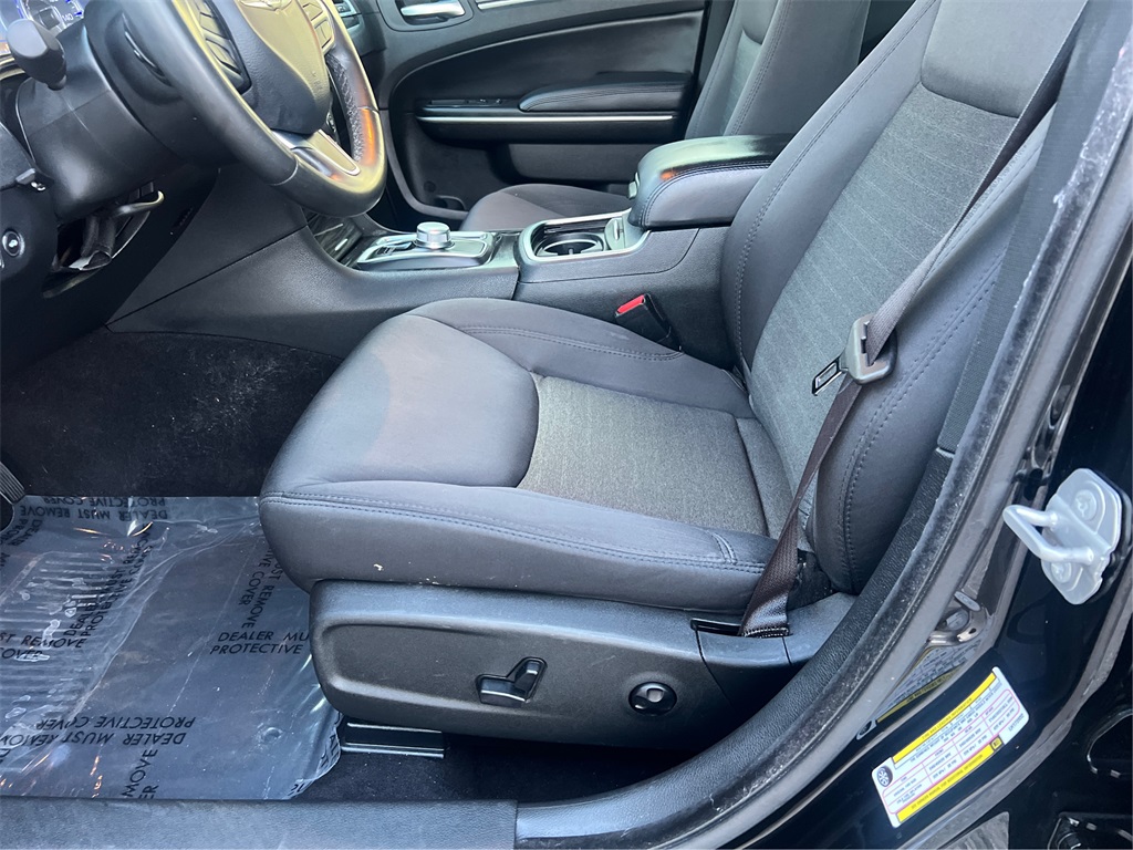 2020 Chrysler 300 Touring photo 18