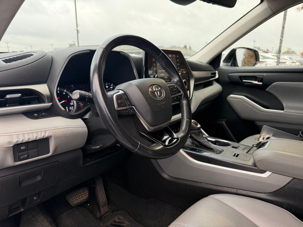 2021 Toyota Highlander XLE photo 2