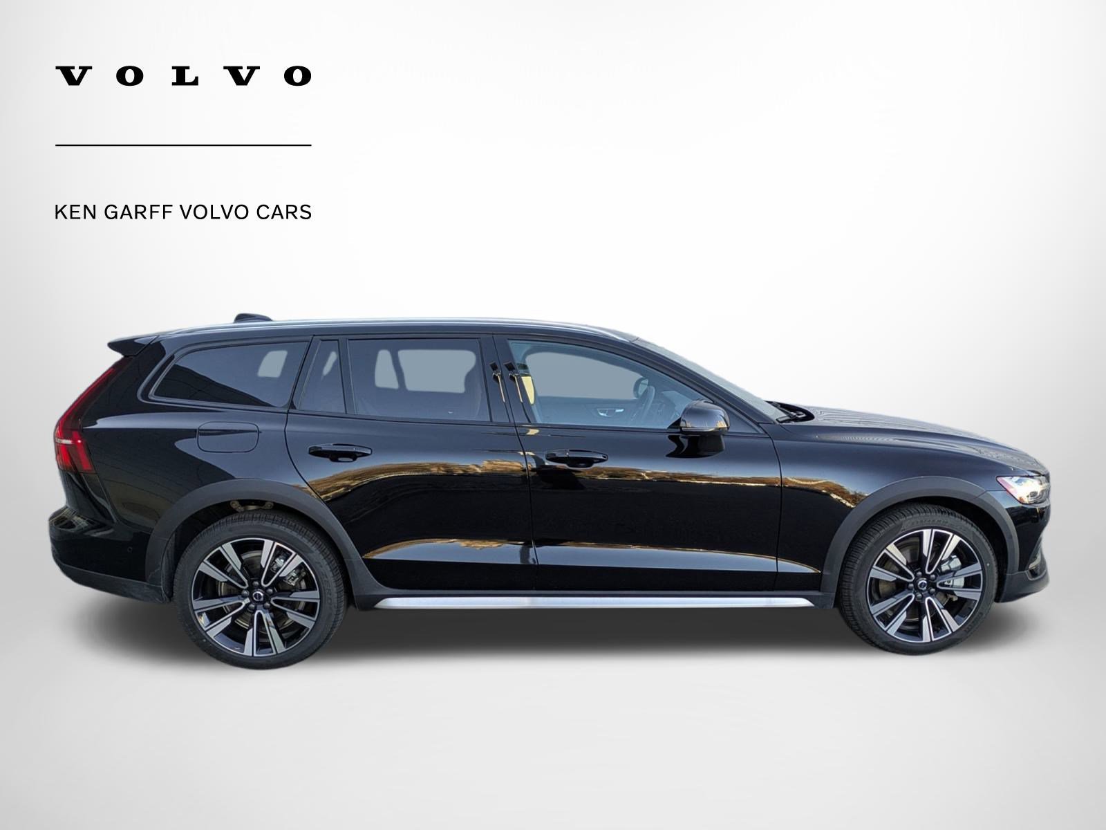 2026 Volvo V60 Cross Country B5 photo 2