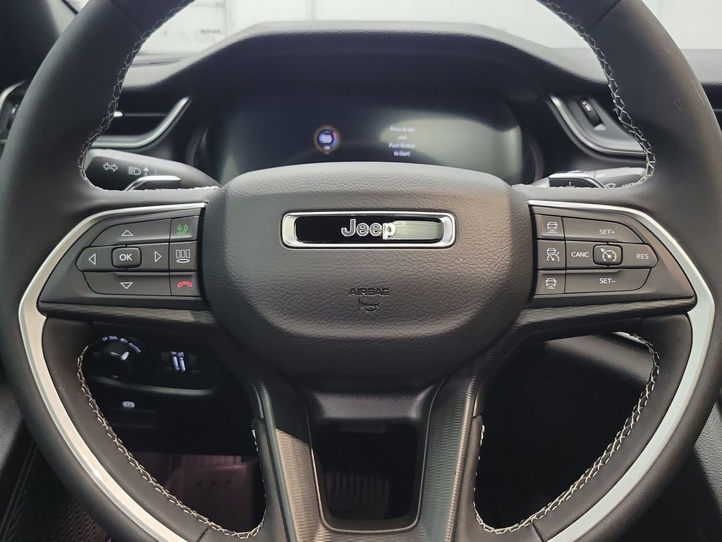 2025 Jeep Grand Cherokee Laredo photo 11