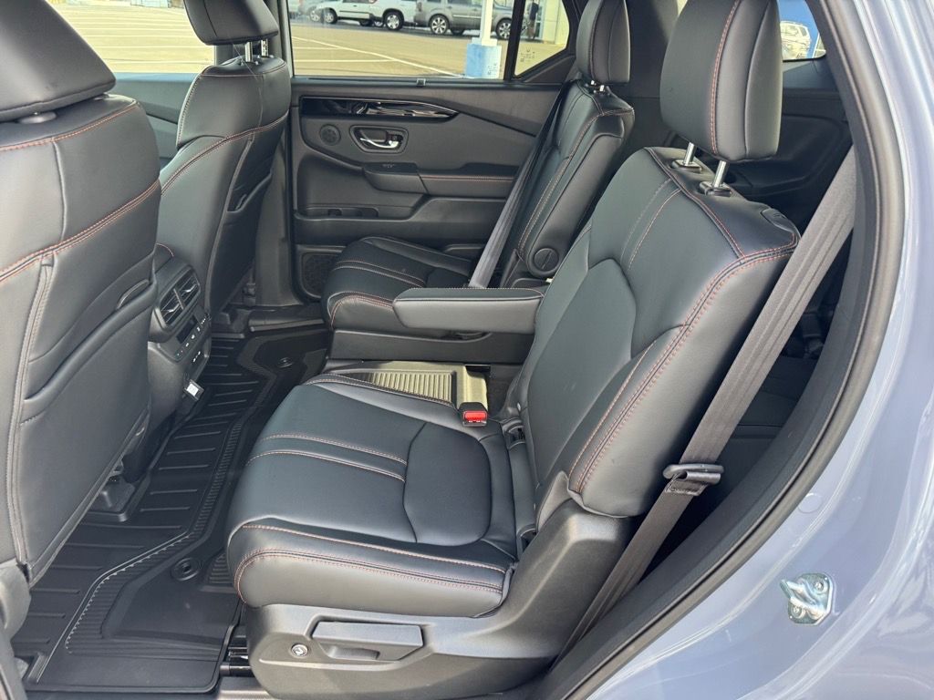 2025 Honda Pilot TrailSport photo 2