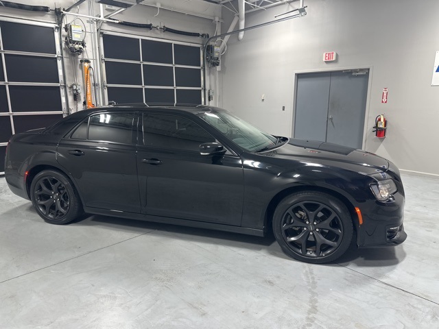 2022 Chrysler 300 Touring L photo 9