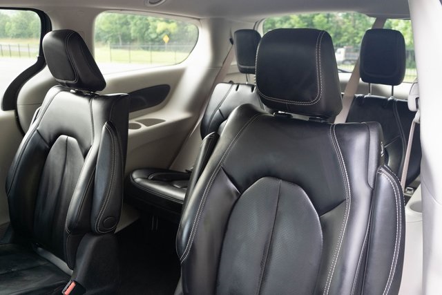 2023 Chrysler Pacifica Hybrid Touring L photo 18