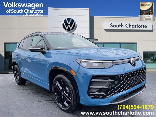 2025 Volkswagen Tiguan SE R-LINE BLACK's photo