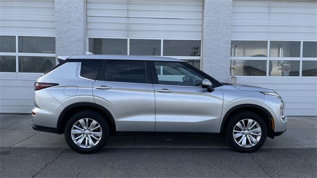 2025 Mitsubishi Outlander ES