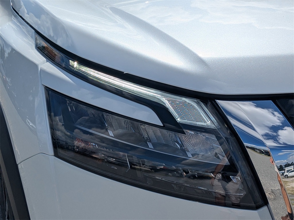 2025 Nissan Pathfinder Platinum photo 8