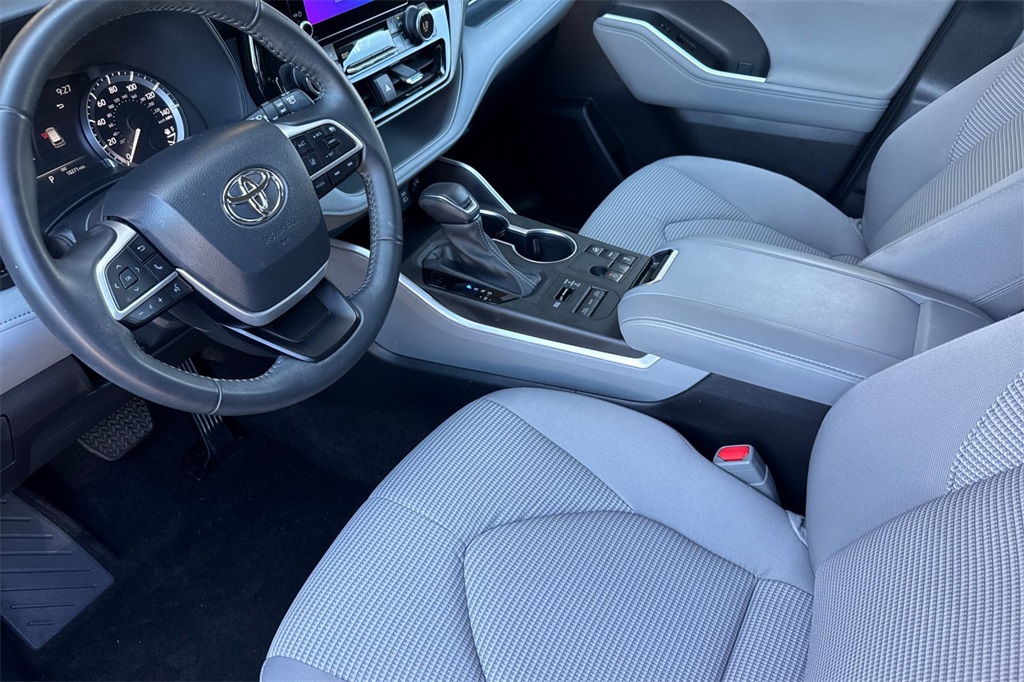2024 Toyota Highlander LE photo 11