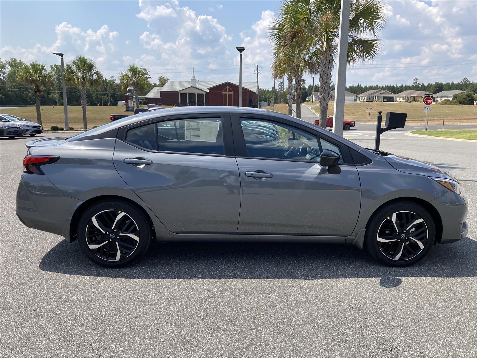 2025 Nissan Versa SR photo 4