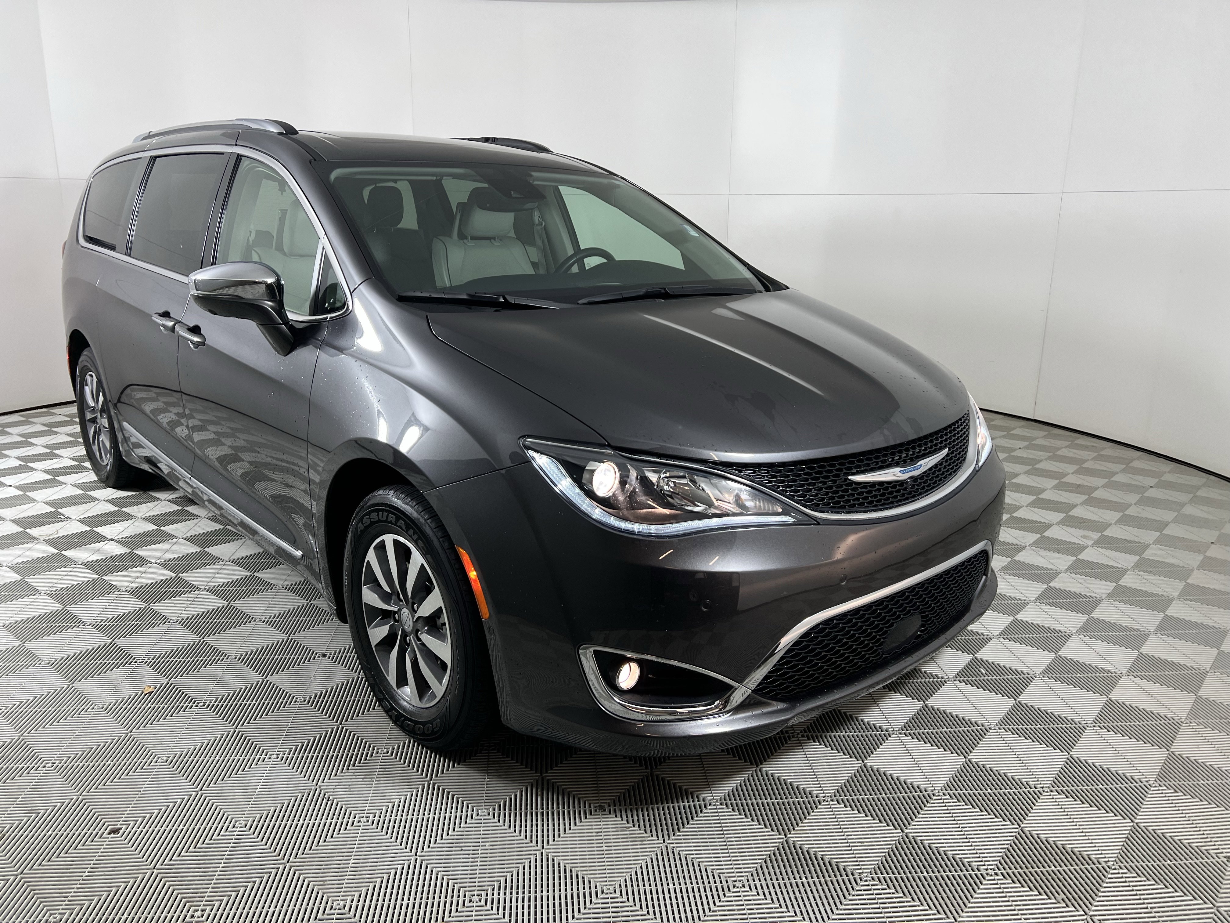2020 Chrysler Pacifica Hybrid Limited's photo