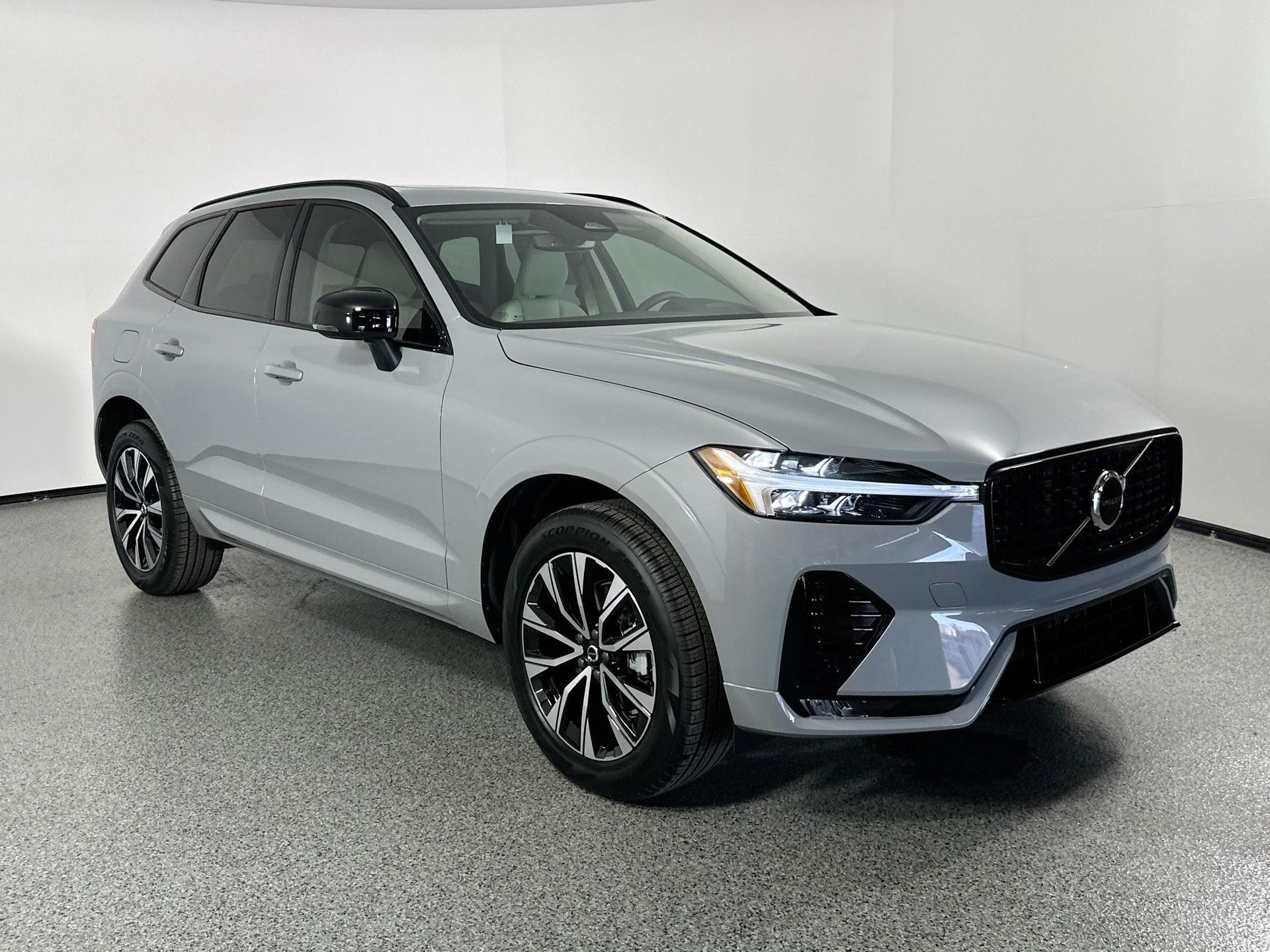 2025 Volvo XC40 AWD Core photo 3
