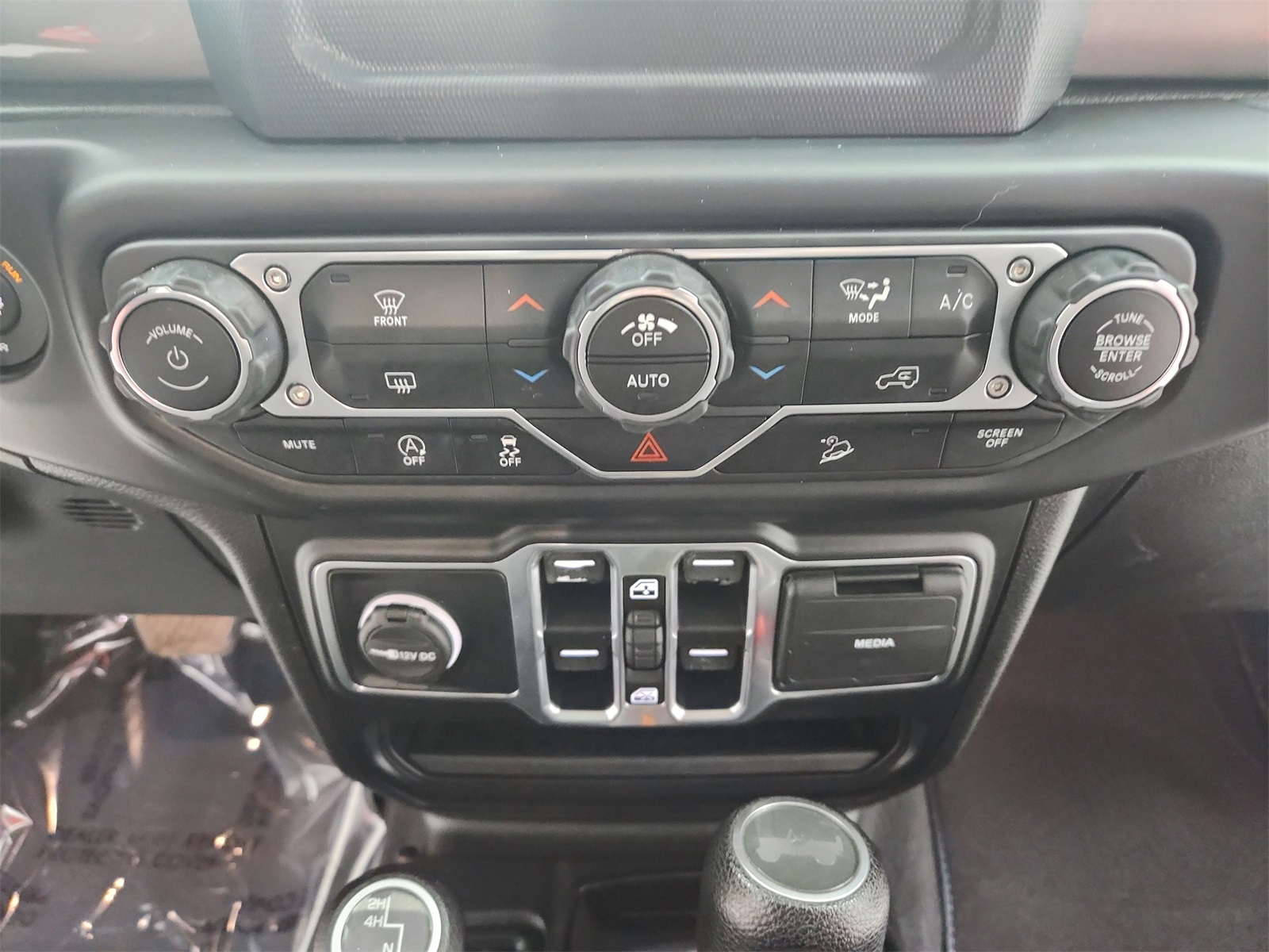 2020 Jeep Wrangler Unlimited Sahara photo 24