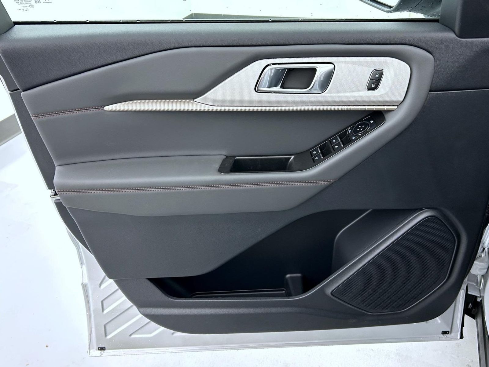 2025 Ford Explorer photo 9