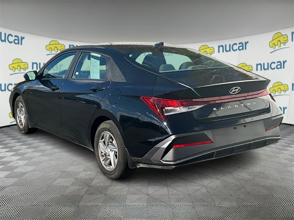 2024 Hyundai Elantra SE photo 4