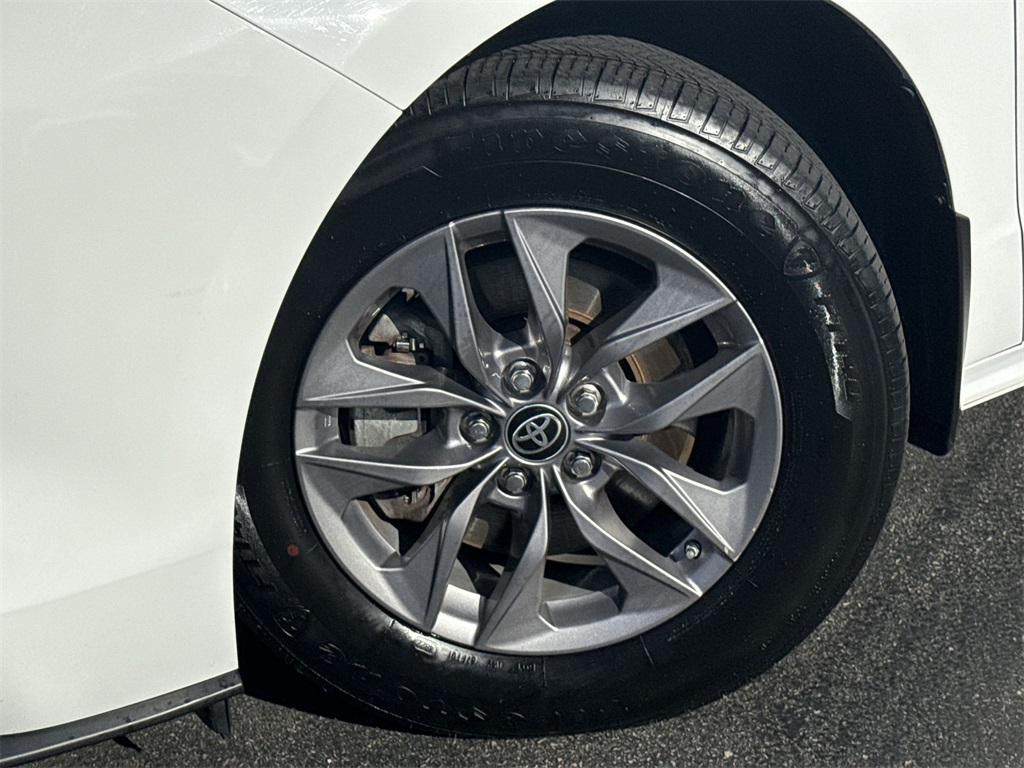2022 Toyota Sienna LE photo 10