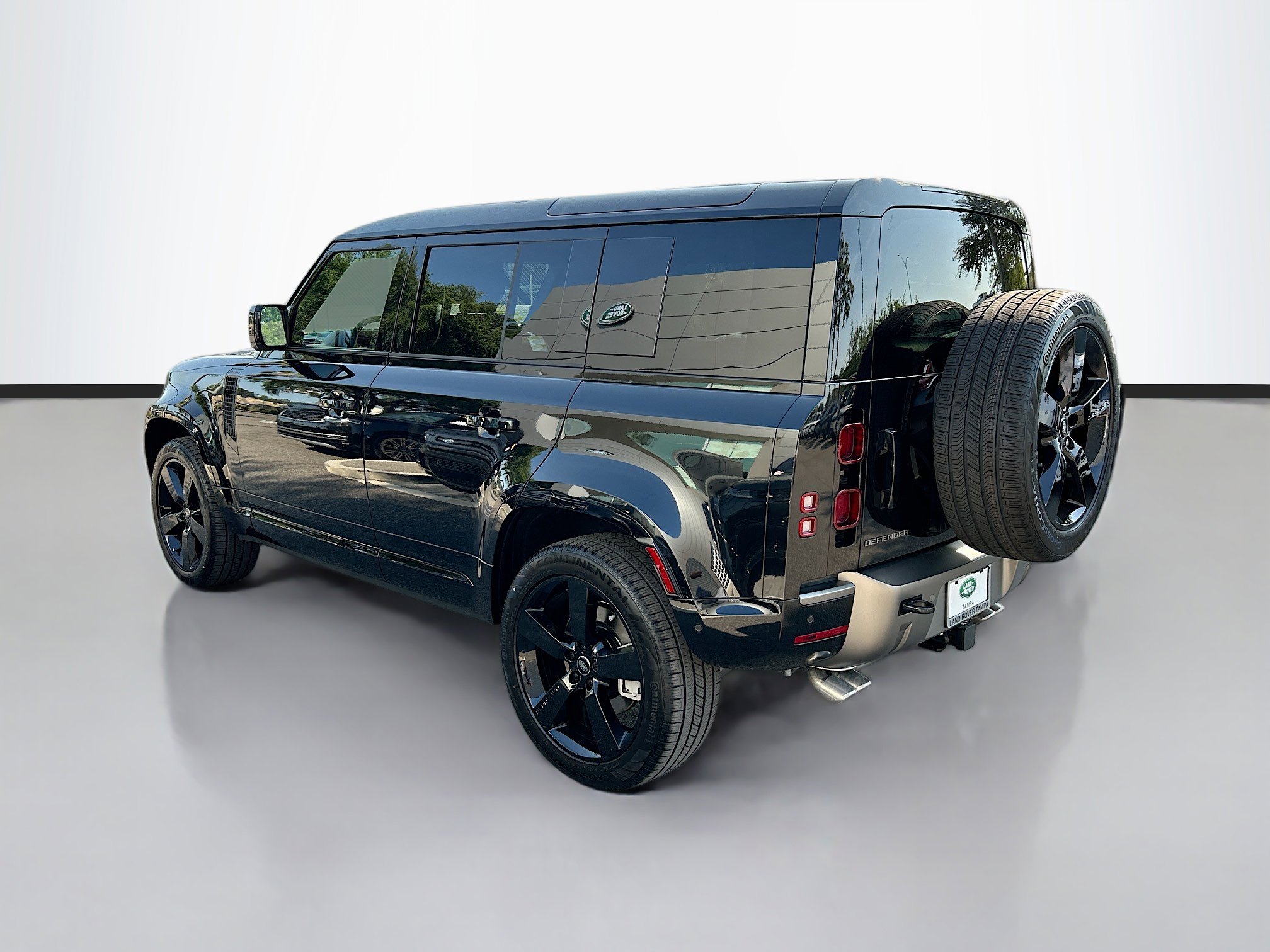2025 Land Rover Defender 110 X-Dynamic SE photo 3