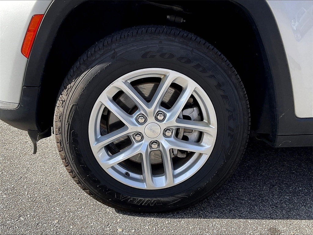 2023 Jeep Grand Cherokee Laredo photo 4