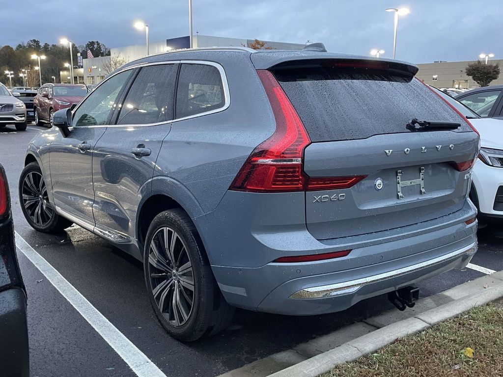 2023 Volvo XC60 B5 Plus photo 3