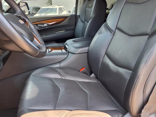 2020 Cadillac Escalade Premium Luxury photo 3