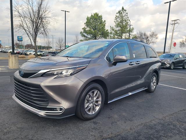 2024 Toyota Sienna XLE's photo