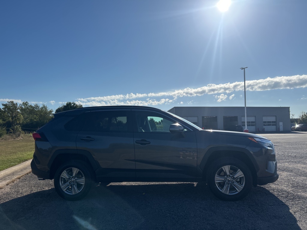 2024 Toyota RAV4 XLE photo 3