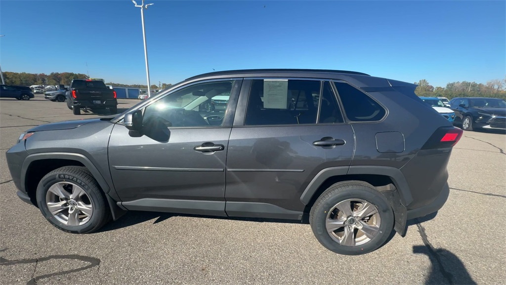 2022 Toyota RAV4 XLE photo 4