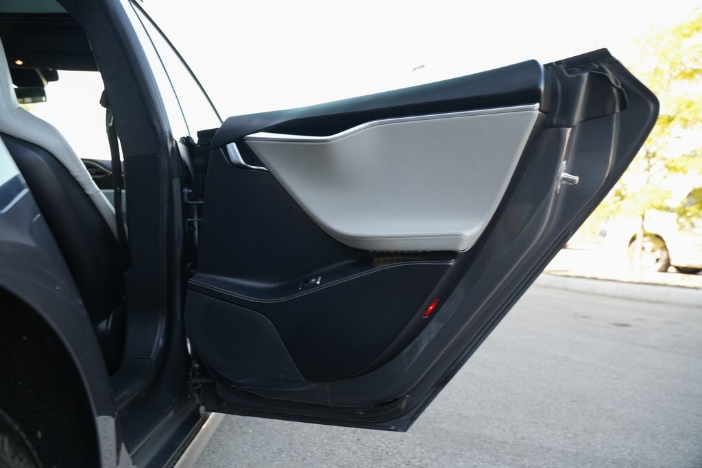 2016 Tesla Model S 70D photo 32
