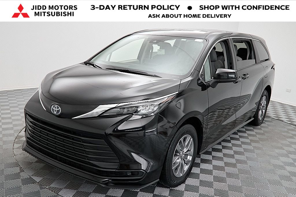2024 Toyota Sienna LE's photo