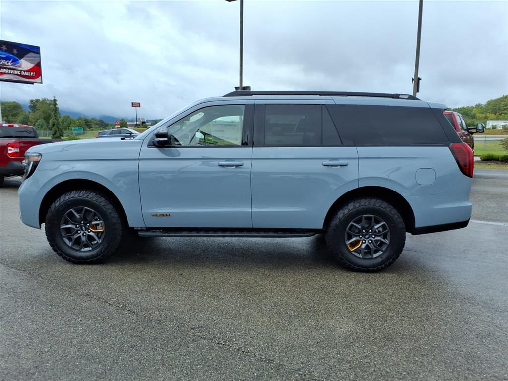 2025 Ford Expedition photo 2