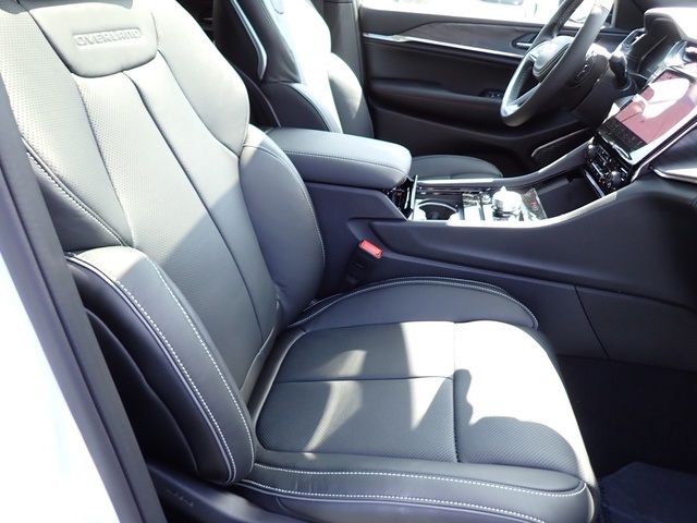 2025 Jeep Grand Cherokee Overland photo 6
