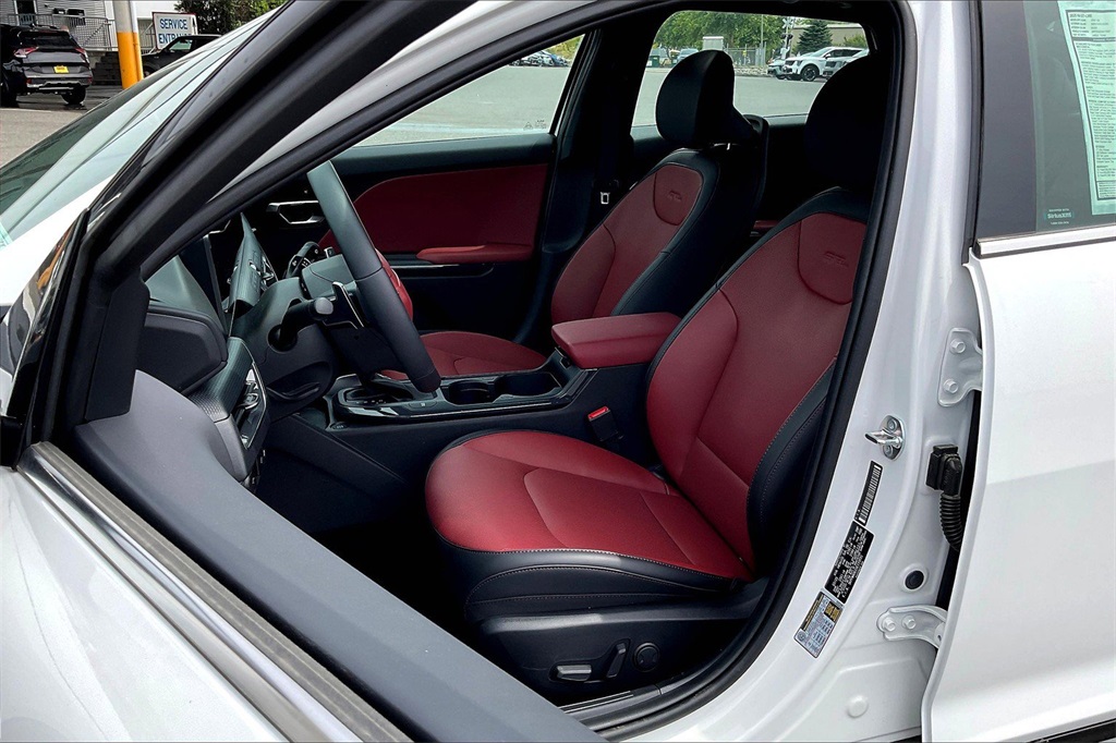 2025 Kia K4 GT-Line photo 9