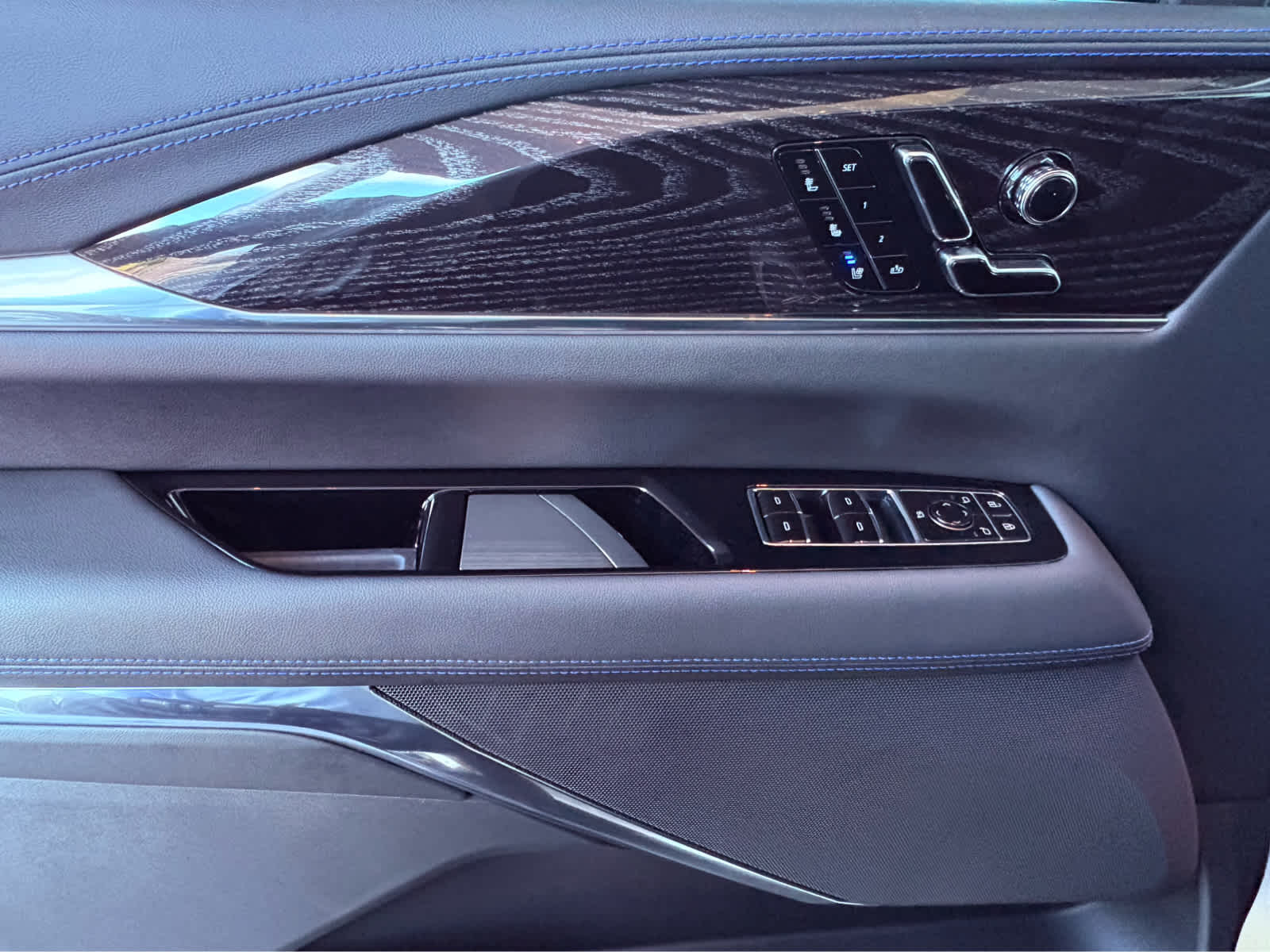 2025 Cadillac Escalade IQ Luxury photo 13