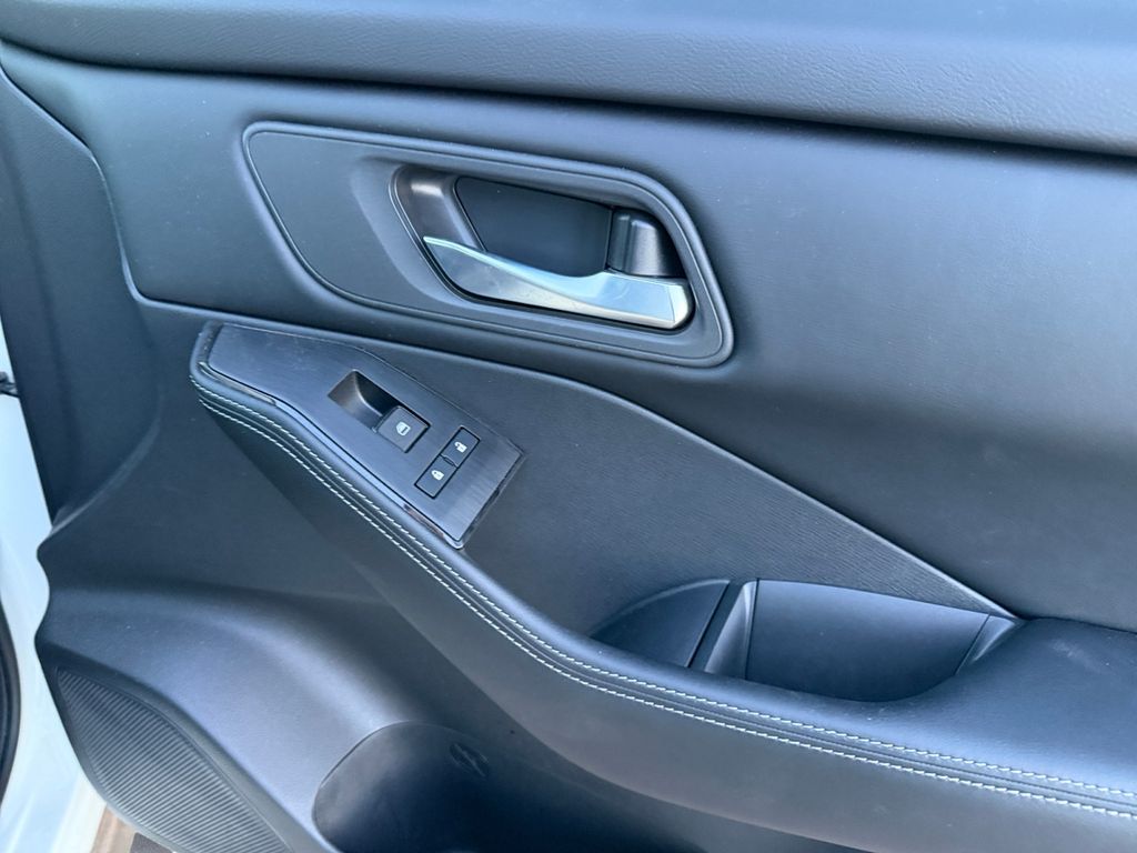 2024 Nissan Rogue SV photo 13