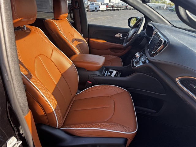 2025 Chrysler Pacifica Pinnacle photo 14