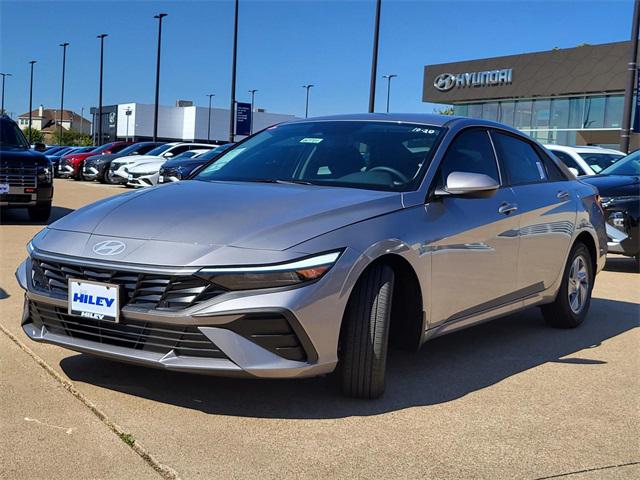 2025 Hyundai Elantra SE photo 2
