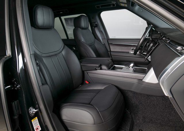 2025 Land Rover Range Rover SE photo 3