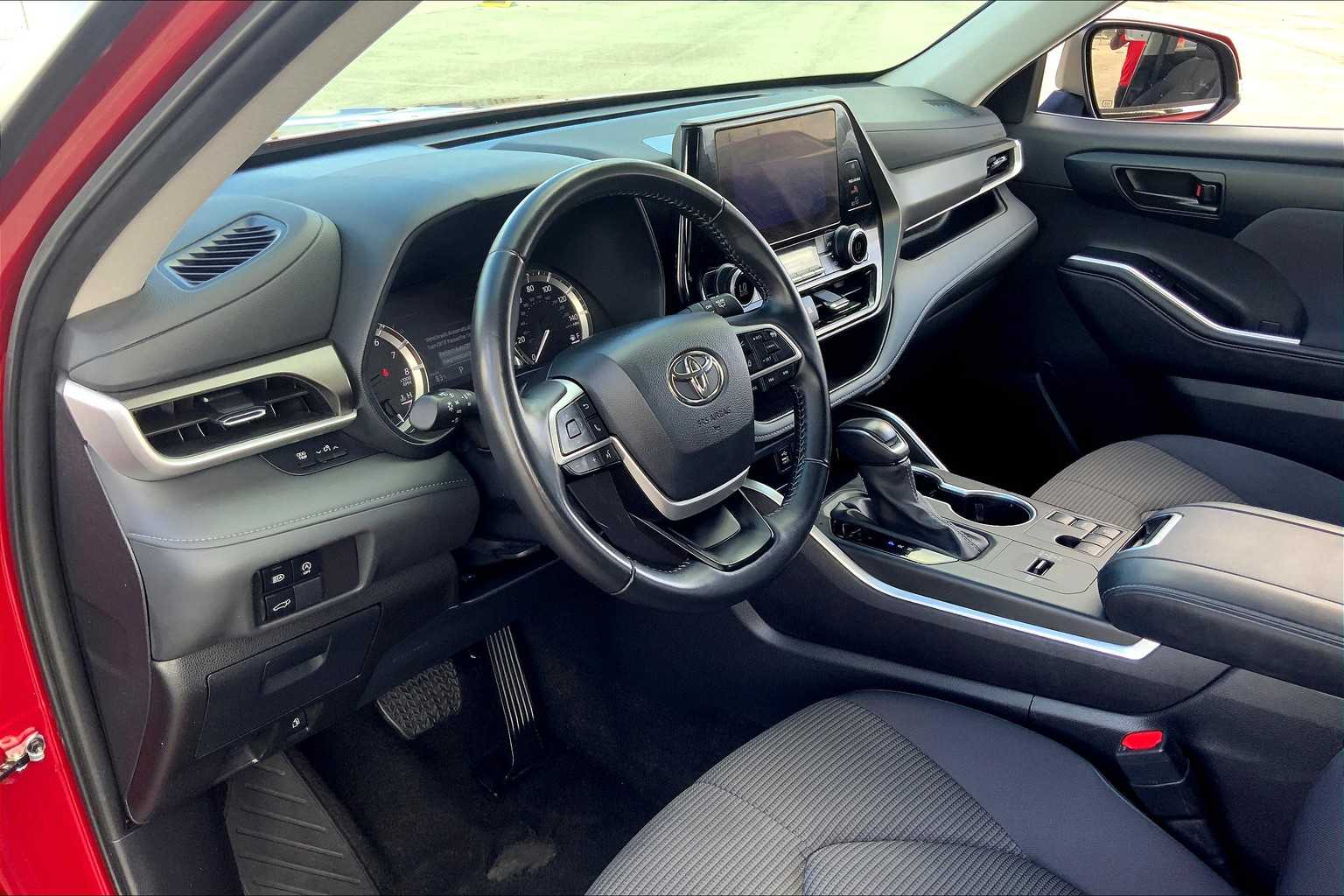 2024 Toyota Highlander LE photo 16