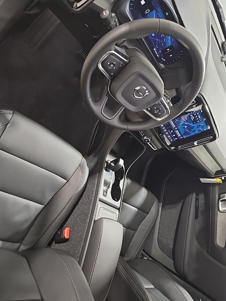 2026 Volvo XC40 Core photo 17