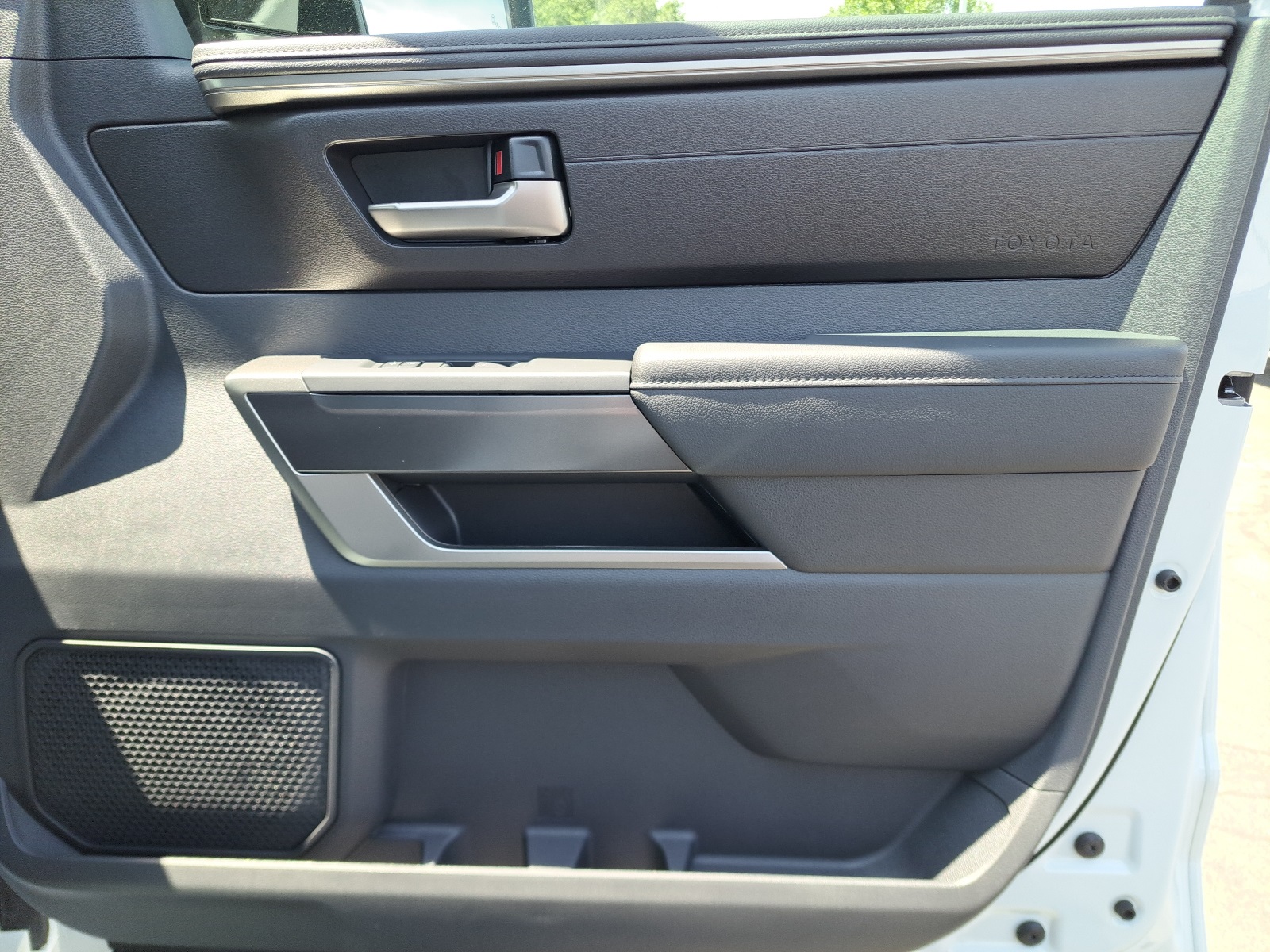 2025 Toyota Tundra SR5 CrewMax photo 27