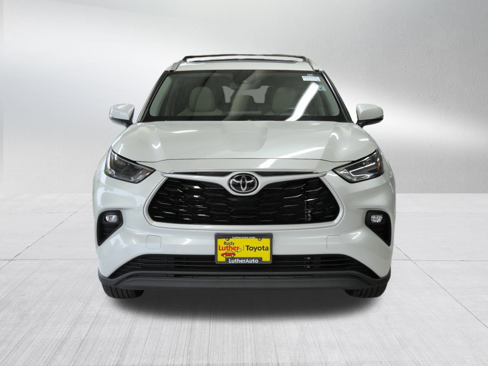 Used 2022 Toyota Highlander XLE with VIN 5TDHZRBHXNS243447 for sale in Golden Valley, Minnesota